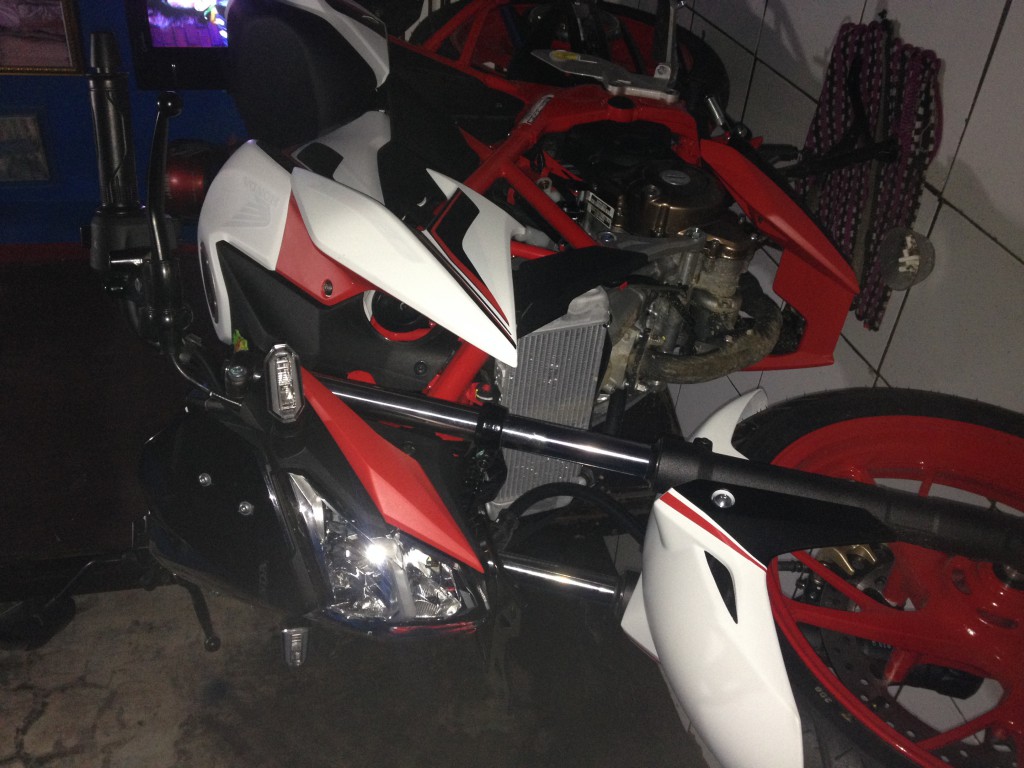 WRAPPING POLET STICKER GRAFIS CB150R BANDUNG POLET CUTTING